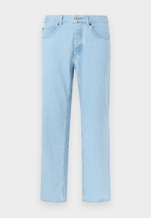 Lichtblauwe denim jeans met rechte pijpen, sluiting met knopen en ritssluiting aan de voorkant, voorzakken en gordel lussen, afgebeeld tegen een effen achtergrond.