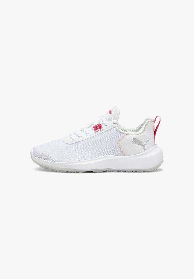 Ténis de atletismo brancos com um upper de malha texturizada e detalhes em rosa. Apresenta uma sola acolchoada e um logótipo proeminente na lateral.