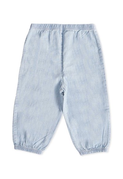 Pantalon en denim bleu clair avec une taille élastique et des poignets froncés. Conception à jambe droite avec une texture douce et un effet de délavage subtil.