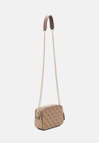 Brun mønstret crossbody taske med kædesnor og læderdetaljer, med lynlåslukning og rektangulær form.