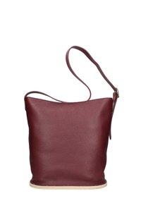 bordeauxrode leren buckettas met een getextureerde afwerking, verstelbare riem en een afgeronde bodem met een bies van natuurlijke vezels.