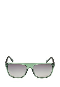 Occhiali da sole verdi con forma quadrata, lenti scure a gradiente e montatura verde trasparente. Presentano aste robuste e una superficie liscia.