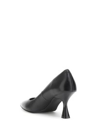 Scarpa nera in pelle con tacco alto, punta affusolata e design con ritaglio, dotata di tacco affusolato e superficie liscia.