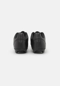 Zapatillas deportivas negras con un diseño elegante de material sintético en la parte superior, tela texturizada alrededor del cuello y tacos de goma en la suela para mayor tracción.