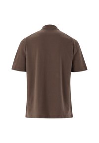 Polo a maniche corte in un tessuto di cotone marrone scuro uniforme, con colletto classico e un design pulito e semplice senza loghi visibili.