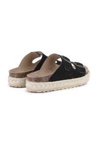 Sandalias deslizantes de ante negro con dos correas recortadas, plantilla de corcho texturizado y suela envuelta en yute, con un acabado natural.
