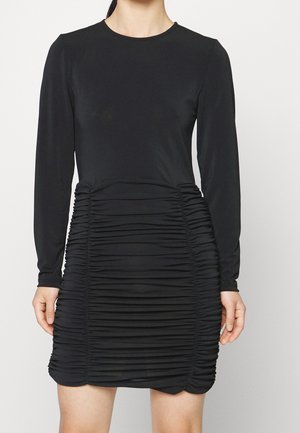 Schwarzes Langarmkleid mit gerafftem Design an Taille und Hüften, aus glattem, dehnbarem Stoff für eine figurbetonte Silhouette.