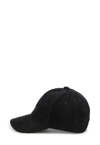Casquette en velours côtelé noir avec une visière incurvée. Rayures verticales texturées, design à six pans, et œillets brodés discrets pour la ventilation.