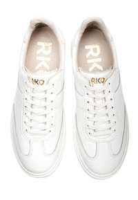 Białe skórzane sneakersy o teksturowanym wykończeniu, okrągły czubek, płaskie sznurowadła i złote wytłoczone logo na języku. Prosty design z bocznymi akcentami.