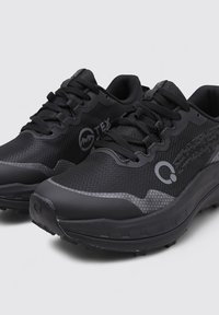 Zapatillas negras de running con parte superior de malla, acentos texturizados y suela de goma. Presenta un logotipo y un sistema de cordones para un ajuste seguro.