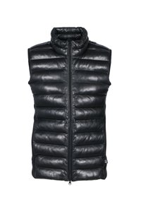 Musta puffervesti, jossa on korkea kaulus, quiltattu muotoilu ja etuvetoketju. Valmistettu kiiltävästä nahasta, jossa on sileä pinta, ja sivut pehmeämmästä materiaalista.