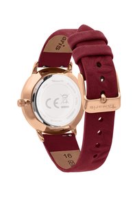 Roségouden roestvrijstalen horloge met een bordeauxsuède band, voorzien van een gegraveerd logo en een gladde, gepolijste achterzijde. Waterbestendig tot 3ATM.