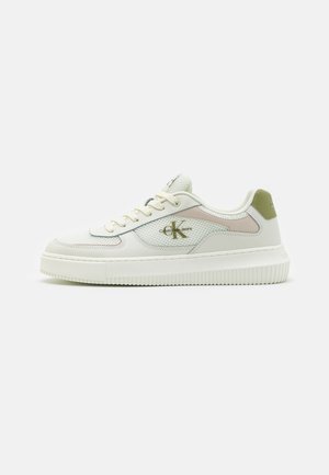Weißer Low-Top-Sneaker mit Mesh- und Lederpaneelen, beigen Akzenten und Calvin Klein Jeans Logo an der Seite, von der Außenseite gezeigt.