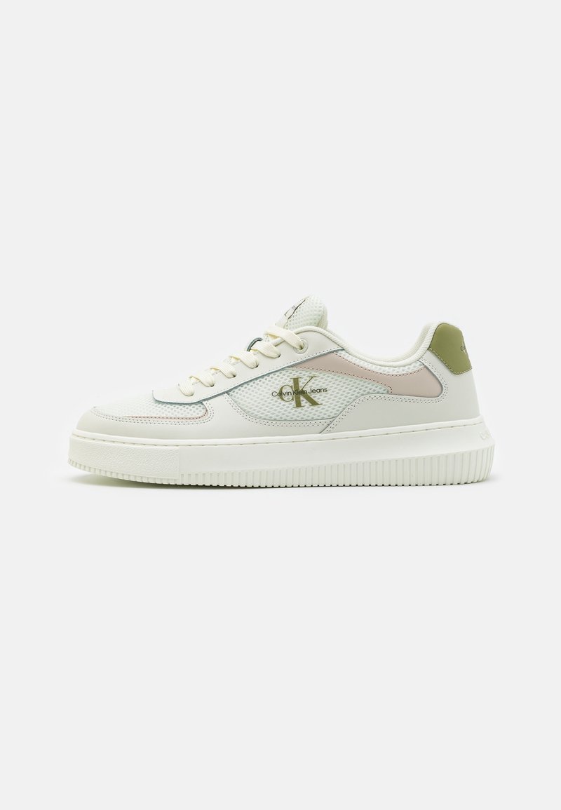 Baskets basses blanches avec panneaux en mesh et cuir, accents beige et logo Calvin Klein Jeans sur le côté, vues de l'extérieur.