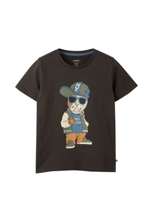 T-shirt noir à manches courtes avec un graphique représentant un chien portant une casquette, des lunettes de soleil, une veste et des baskets, posant avec un geste de la main.