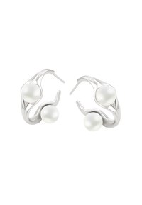 Strieborné kruhové náušnice s vlnitým dizajnom, ozdobené dvoma hladkými bielymi perlami. Tvar je moderný s lešteným povrchom.