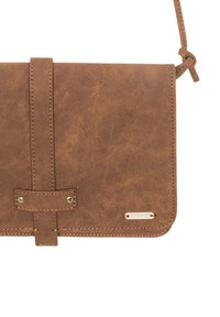 Braune Leder-Clutch mit strukturierter Oberfläche, ausgestattet mit einem vorderen Riemen und einem Metallakzent. Kompaktes, rechteckiges Design mit Stichdetails.
