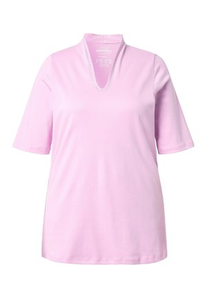 Lyserød, kortærmet skjorte med V-hals og diskret dekorativ syning langs kraven.