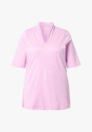 Hellrosa Kurzarmhemd mit V-Ausschnitt und dezenten dekorativen Nähten entlang des Kragens.