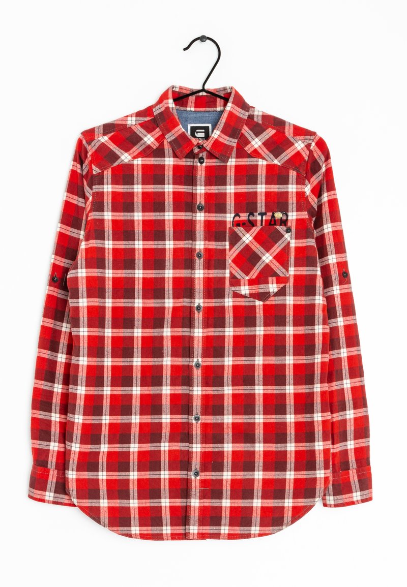 Chemise à carreaux rouge et blanche à boutons avec poche poitrine brodée "G-STAR", suspendue sur un cintre noir sur fond blanc.