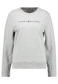 Sweatshirt gris clair à manches longues avec le texte "Tommy Hilfiger" et le logo drapeau brodé sur la poitrine, design col rond.