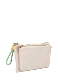 Bolso pequeño beige claro hecho de material texturizado, con dos compartimentos con cremallera y una correa de muñeca trenzada multicolor con un acento amarillo.