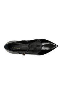Schwarzer Lacklederschuh mit spitzem Zehenbereich und Knöchelriemen. Verfügt über eine glatte Textur und ein kleines Goldakzent in der Nähe des Riemens.