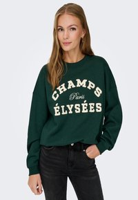 Felpa verde con la scritta "CHAMPS ÉLYSÉES Parigi" in lettere crema e testurizzate. Vestibilità rilassata con polsini a coste e scollatura a girocollo.