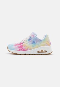 Buty sportowe w technice tie-dye w odcieniach niebieskiego, różowego i żółtego. Biała podeszwa z amortyzacją powietrzną oraz wzorzysta cholewka zapewniająca oddychalność.