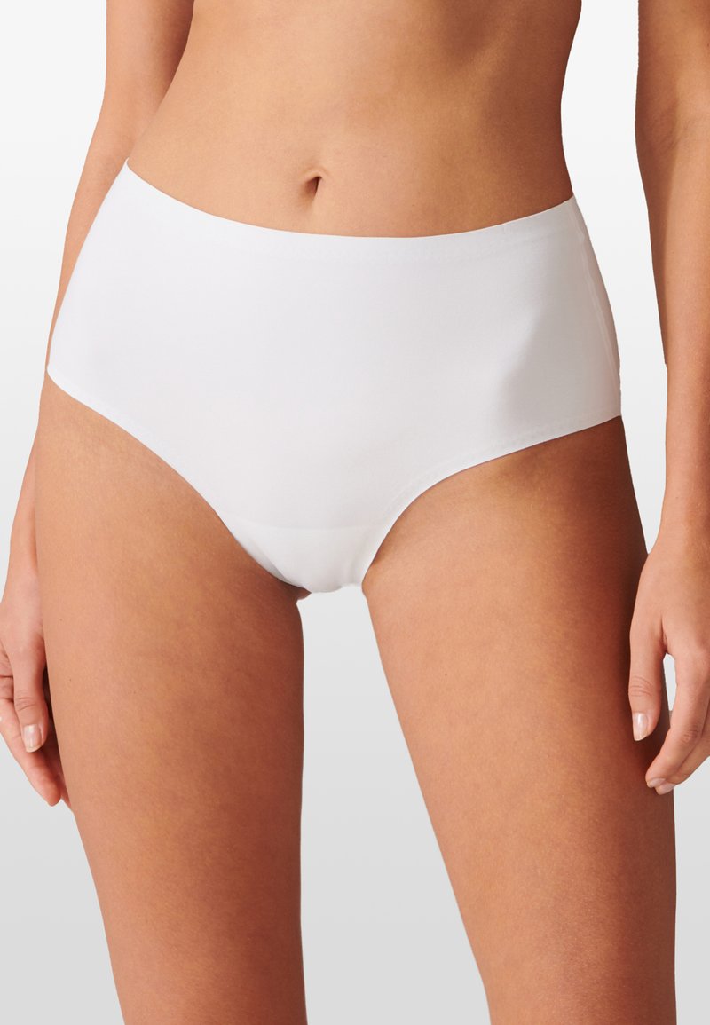 Culottes blanches taille haute en tissu lisse et extensible. Présentent un design sans couture avec aucune ligne ou ornement visible.