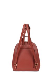 Brązowa skórzana torebka o wyraźnym kształcie, z dwoma regulowanymi paskami i zamykaną na zamek kieszenią z boku. Teksturowana powierzchnia z złotymi akcentami.