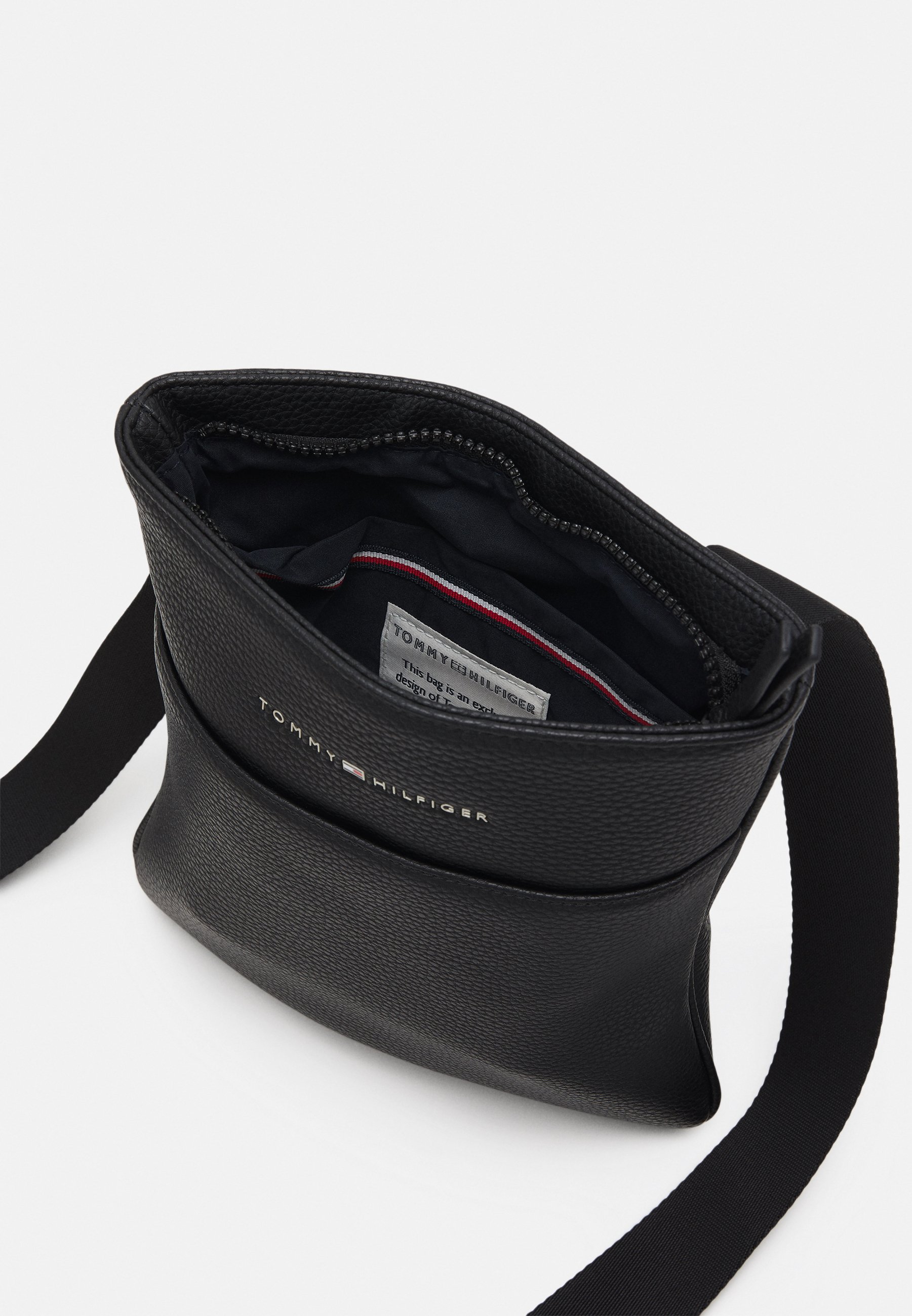 tommy hilfiger essential crossover