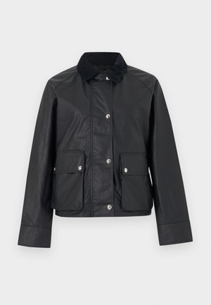 Giacca in cotone cerato nero con colletto in velluto a coste, bottoni a scatto frontali e due grandi tasche con patta e bottoni a scatto.