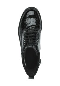 Botín de cuero negro hasta el tobillo con un acabado brillante y con patrón de cocodrilo. Presenta un diseño de cordones y puntera redonda, con una lengüeta en el talón.