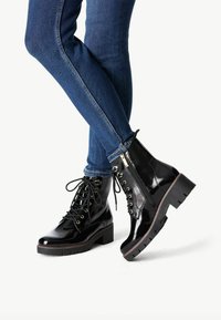 Tamaris Bottines à plateau - black patent
