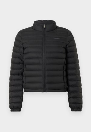 Μαύρο μπουφάν puffer με ψηλή γιακά, κλείσιμο με φερμουάρ και σχεδιασμό με ραφές. Διαθέτει ελαστικά μανίκια και cropped μήκος. Λογότυπο στο στήθος.