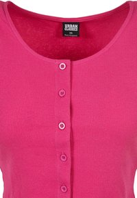 Różowy prążkowany top na ramiączkach z okrągłym dekoltem, zapinany z przodu na cztery pasujące guziki. Wykonany z lekkiego materiału.