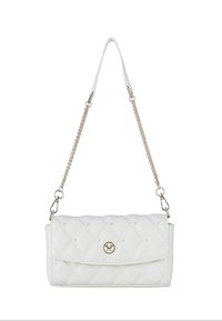 Sac à main blanc matelassé avec des accents dorés, une bandoulière en chaîne et un fermoir à pression. Présente de petites perles décoratives et un motif géométrique en losanges.