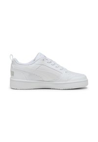 Baskets blanches de sport avec un dessus en synthétique lisse, un bout rond, des détails perforés, une semelle en caoutchouc plate et un accent logo au niveau du talon.