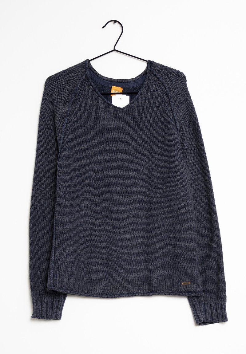 Mörkblå stickad tröja med V-hals, texturerad tyg, långa ärmar, ribbade muddar och sidofickor. Har en liten logotyp-detalj.