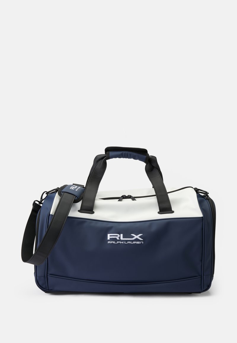 Ναυτικό σακίδιο duffel με άσπρη επάνω επιφάνεια, μαύρες λαβές και ρυθμιζόμενο ιμάντα. Διαθέτει κλείσιμο με φερμουάρ και λογότυπο "RLX RALPH LAUREN" σε άσπρο χρώμα.