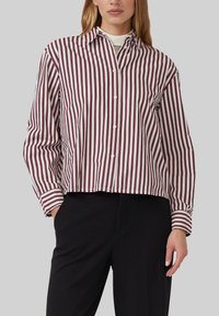 Gestreifte Bluse mit vertikalen kastanienbraunen und weißen Streifen, Knopfleiste, kragenförmigem Design und langen Ärmeln. Der Stoff wirkt glatt und leicht.