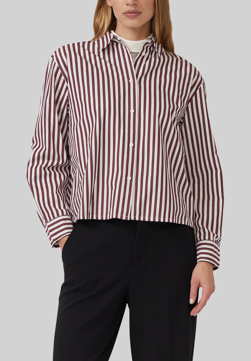 Gestreifte Bluse mit vertikalen kastanienbraunen und weißen Streifen, Knopfleiste, kragenförmigem Design und langen Ärmeln. Der Stoff wirkt glatt und leicht.