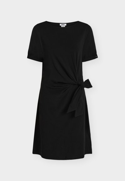 Robe noire à manches courtes avec encolure ronde et détail de nœud latéral créant un effet froncé sur la taille droite.