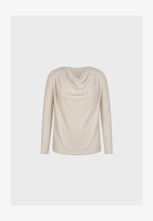 Top de manga larga en color crema con un escote drapeado, tejido suave y un sutil detalle fruncido en los hombros.