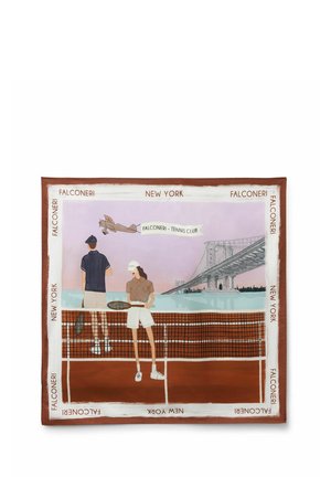 To tennisspillere på grusbane under et banner med teksten 'Falconeri - Tennis Club', med en New York-bro i baggrunden og en ramme med mærketekst.