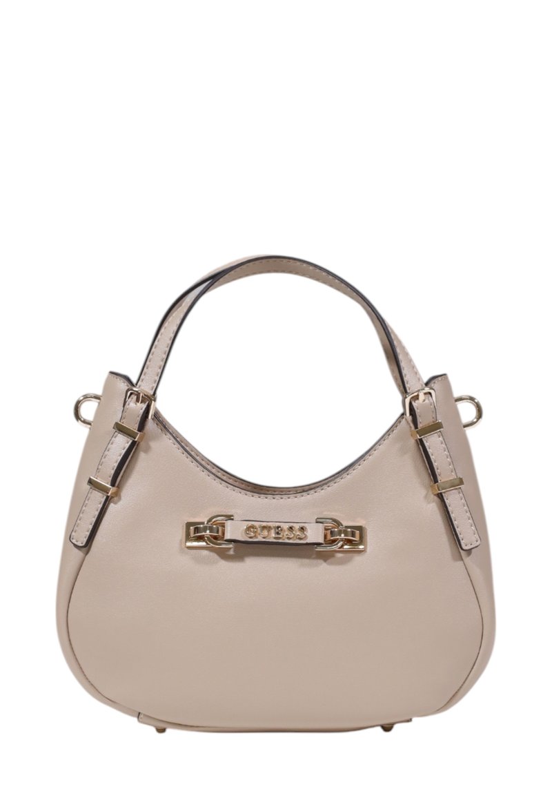 Bolso de mano de cuero beige con forma curva, herrajes en tono dorado, correa ajustable y detalle con placa del logo en la parte frontal.