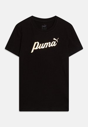 Camiseta de algodón negra con un gran logo reflectante en blanco de "Puma" y un pequeño emblema del gato Puma. Mangas cortas y escote redondo.