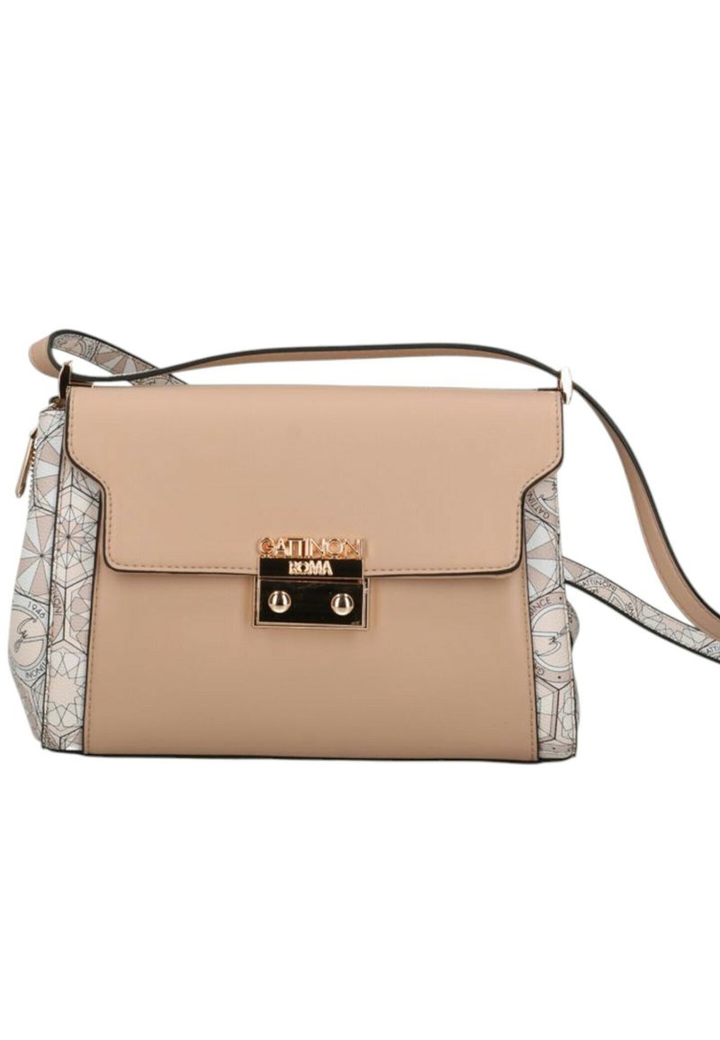 Borsa beige con un lato a motivo geometrico, chiusura in metallo dorato e tracolla regolabile. Superfici lisce e texture.