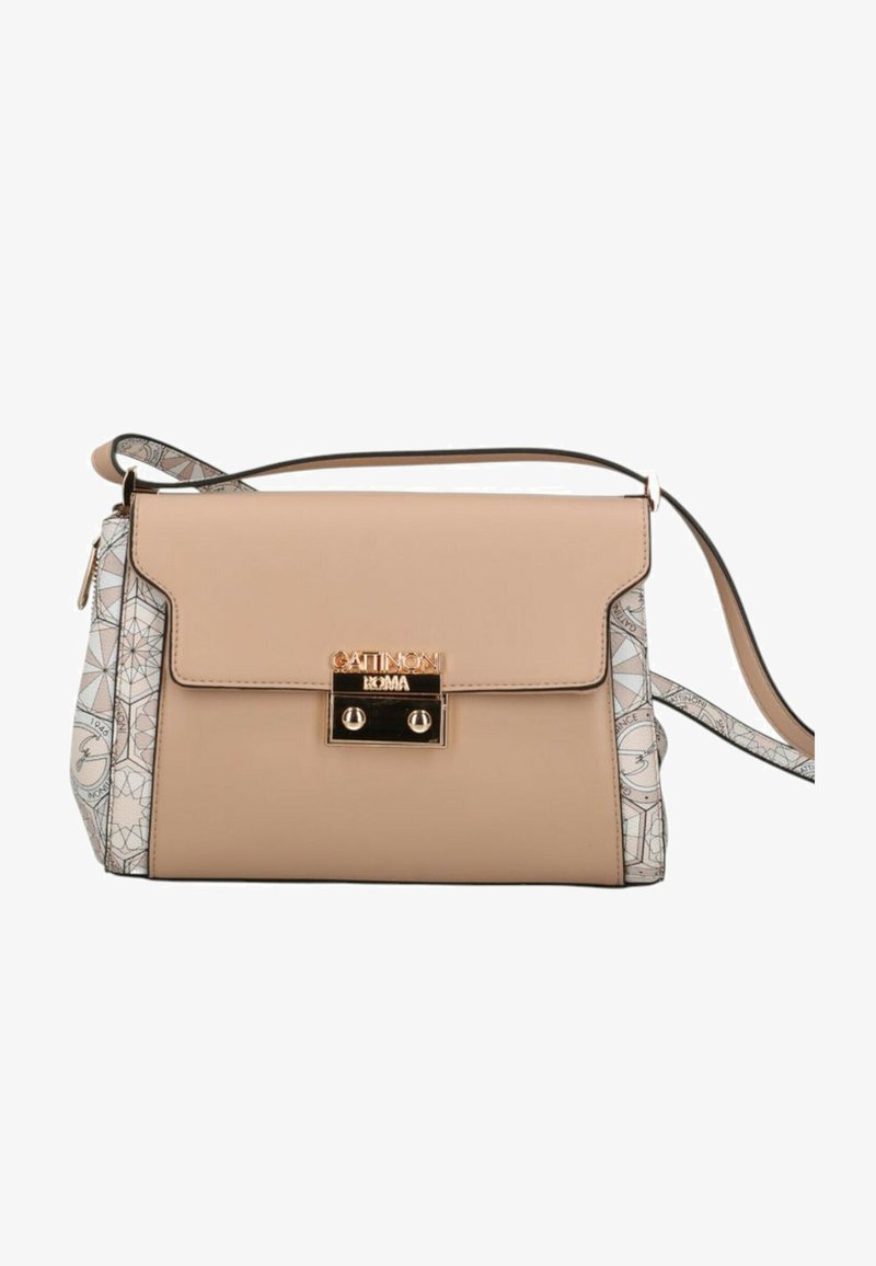 Borsa beige con un lato a motivo geometrico, chiusura in metallo dorato e tracolla regolabile. Superfici lisce e texture.